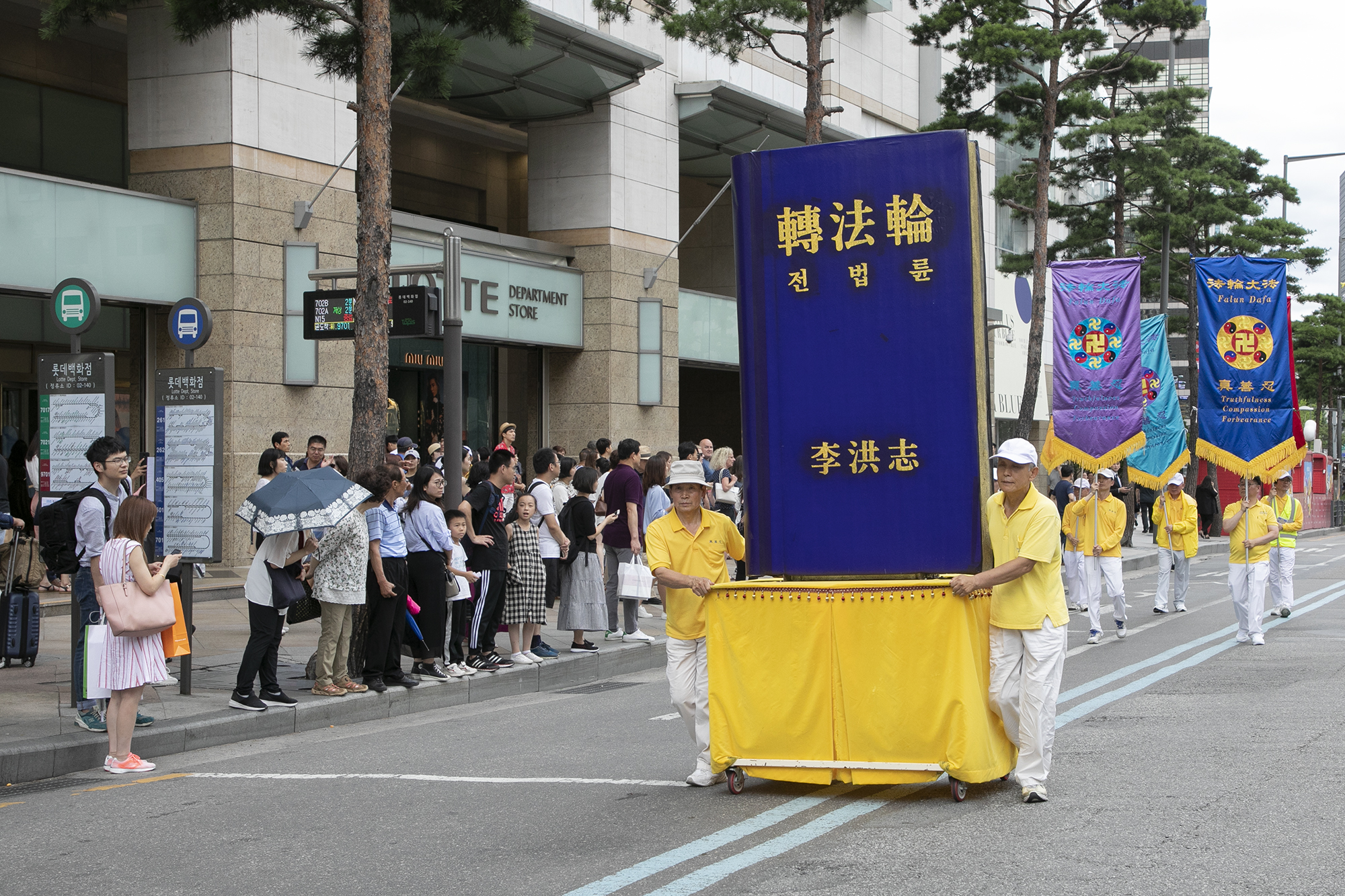 7月20日,韓國的反迫害20周年紀念活動吸引了大量行人駐足觀看。(全景林/大紀元)