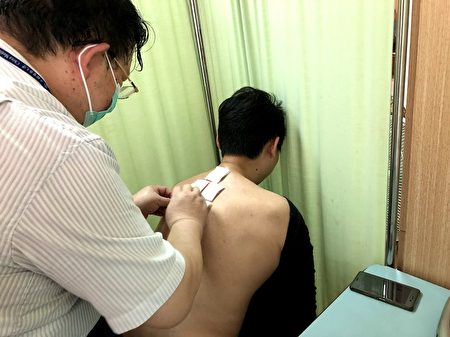 朴子醫院中醫科主任李昌諴博士（戴口罩者），研發了〝三伏天五臟經穴貼敷--臟腑經絡穴位伏貼法〞。