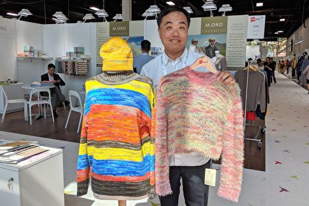 台竑企業負責人薛銘財介紹，之前開發新染色方式的毛衣面料（右衣），色彩繽紛，受到今年參展的客戶青睞。