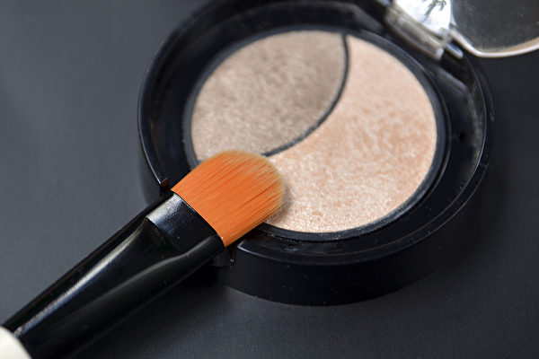 5款化妝品疑似含有石綿類成分，恐有致癌風險。(Shutterstock)