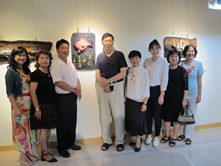 “我们的岛鱼”27日举办茶会，林昆辉（左三）和与会来宾。