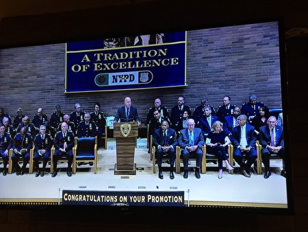 紐約警察局局長奧尼爾在28日NYPD升職儀式上談到最近的警察自殺問題。