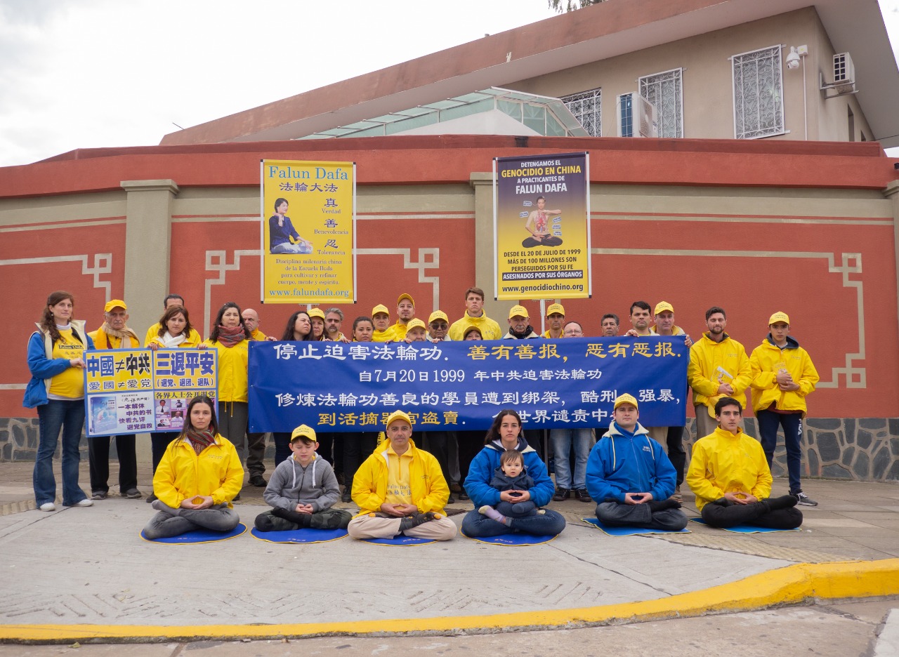 2019年7月20日,阿根廷首都布宜諾斯艾利斯,部分法輪功學員一如往常,在中共大使館前向世人講述法輪功的真相。(阿根廷法輪功學員提供)