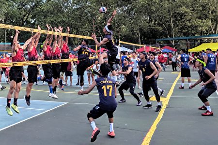 “美东夏令华人排球锦标赛”比赛相当精彩，双方攻防的速度很快，胜负往往在一瞬间。