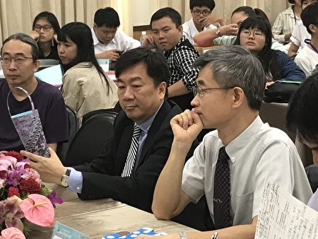 内政部次长陈宗彦(左)、移民署副署长梁国辉(右)为学员作品评分