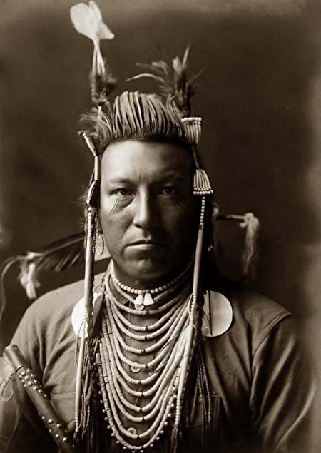 克罗部落的印第安人，Edward S. Curtis拍摄于1908年。(公有领域）