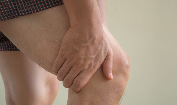 一些人在運動或年老後,膝蓋經常出現有痠痛或酸軟的症狀。(Shutterstock)