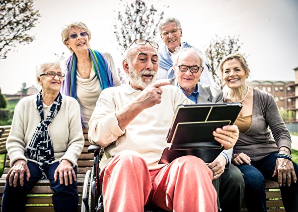 對於老年人來說，出來到公園裡進行社交，絕對有益身心健康。(oneinchpunch/Shutterstock)