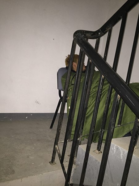 2016到2017年，謝燕益家樓道裡的監控人員，原珊珊手機拍攝。（作者提供）