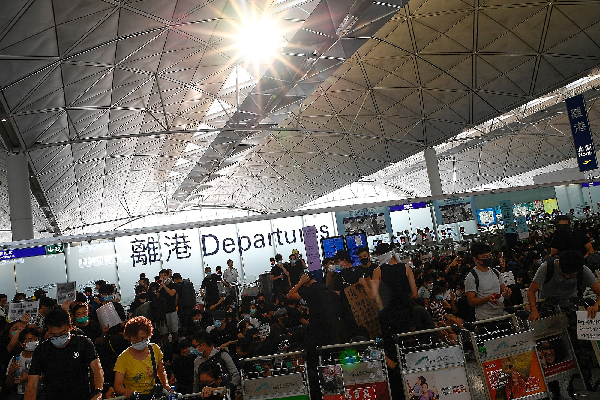 有網民號召香港市民13日下午再到機場「齊齊再接機」。(Manan VATSYAYANA/AFP)