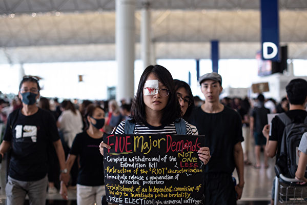 有網民號召香港市民13日下午再到機場「齊齊再接機」。（Philip FONG / AFP）