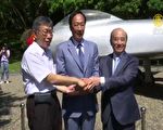 “郭柯王”823手搭手合影 民众举布条抗议