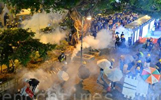 组图3：尖沙咀警民对峙 催泪弹强制清场