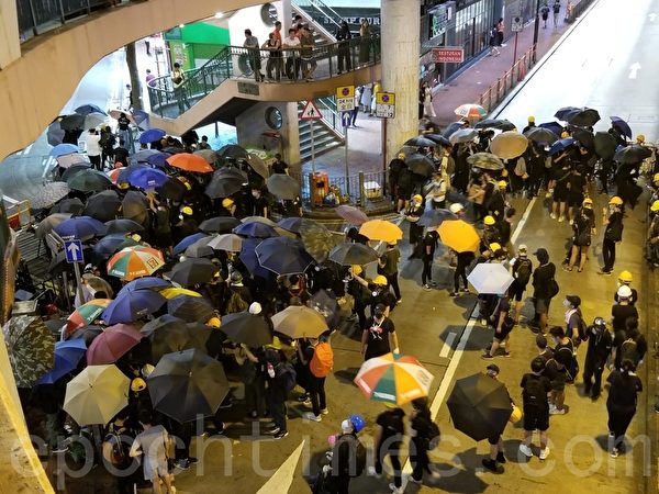 2019年8月4日，香港銅鑼灣，許多民眾持雨傘聚集。（ 宋碧龍／大紀元）