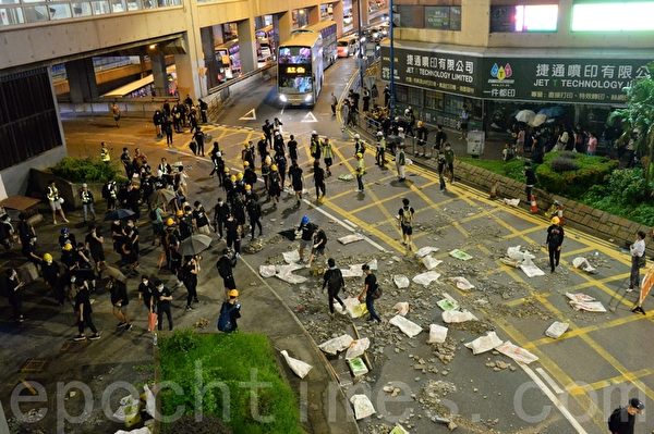 2019年8月4日，香港觀塘站，示威民眾進行快閃堵路。（宋碧龍／大紀元）