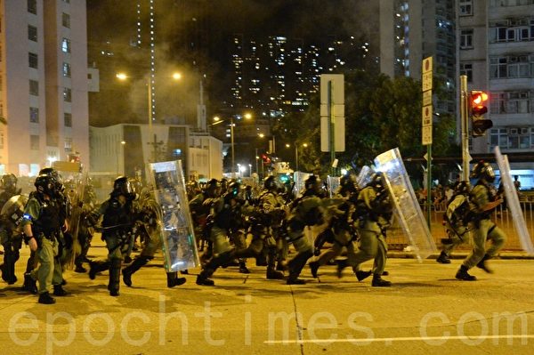 2019年8月4日，香港黃大仙站外，警方全副武裝驅趕民眾。（宋碧龍／大紀元）