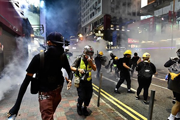 2019年8月4日，香港銅鑼灣，警方發射數枚催淚彈驅散民眾。（ANTHONY WALLACE／AFP／Getty Images）