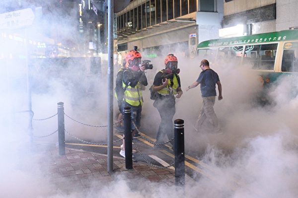 2019年8月4日，香港銅鑼灣，警方發射數枚催淚彈驅散民眾。（PHILIP FONG／AFP／Getty Images）