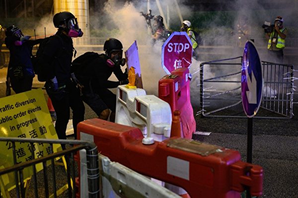 2019年8月4日，香港銅鑼灣，警方發射數枚催淚彈，現場煙霧瀰漫。（PHILIP FONG／AFP／Getty Images）