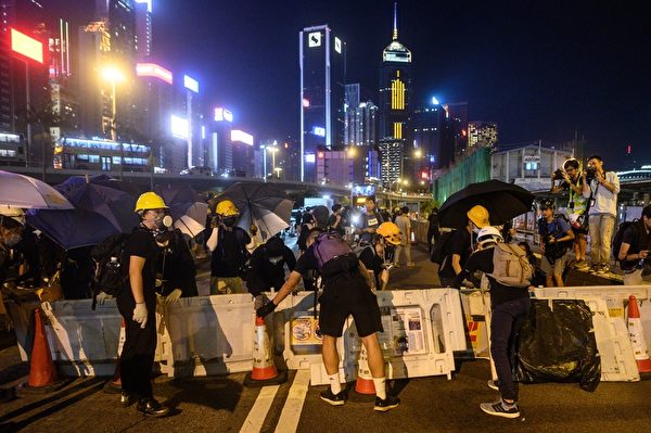 2019年8月4日，香港示威群眾進行圍堵。（ISAAC LAWRENCE／AFP／Getty Images）（PHILIP FONG/AFP／Getty Images）