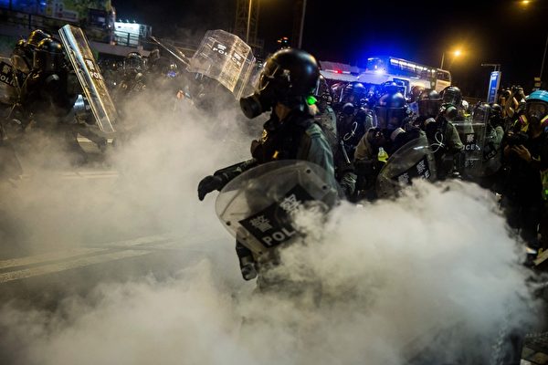 2019年8月4日，香港銅鑼灣，警方發射數枚催淚彈，現場煙霧瀰漫。（ISAAC LAWRENCE／AFP／Getty Images）