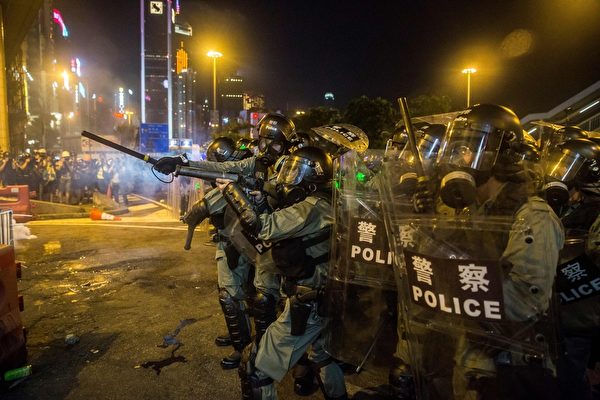 2019年8月4日，香港銅鑼灣，警方發射數枚催淚彈驅散民眾。（ISAAC LAWRENCE／AFP／Getty Images）