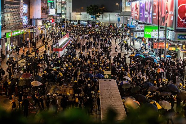 2019年8月4日，香港銅鑼灣，群眾聚集。（ISAAC LAWRENCE／AFP／Getty Images）