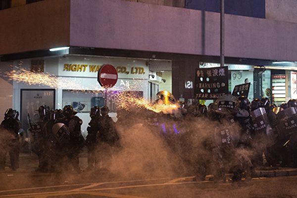 2019年8月4日，香港銅鑼灣，警方發射數枚催淚彈驅散民眾。（PHILIP FONG／AFP／Getty Images）