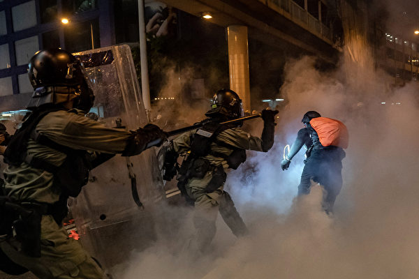 2019年8月4日，香港銅鑼灣，警方發射數枚催淚彈，並以警棍驅趕民眾。（Anthony Kwan／Getty Images）