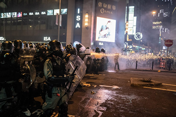 2019年8月4日，香港銅鑼灣，警方發射數枚催淚彈。（Anthony Kwan／Getty Images）