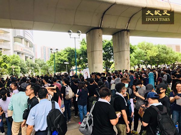 2019年8月5日，香港民間發起罷工、罷課、罷市活動。圖為荃灣聚集的人潮。（Jacqueline／大紀元）