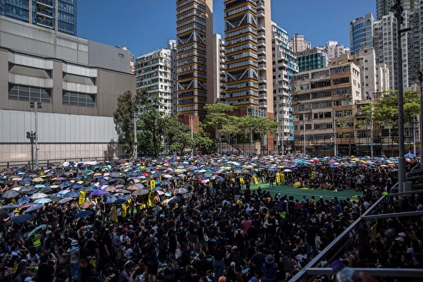 2019年8月5日，香港民間發起罷工、罷課、罷市活動。圖為旺角麥花臣球場聚集的人潮。（ISAAC LAWRENCE／AFP／Getty Images）