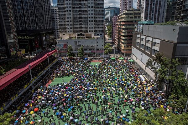 2019年8月5日，香港民間發起罷工、罷課、罷市活動。圖為旺角麥花臣球場聚集的人潮。（ISAAC LAWRENCE／AFP／Getty Images）