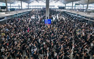 受困香港机场旅客 声援反送中抗议群众