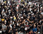 组图：港人怒吼未息 8.13机场再塞爆