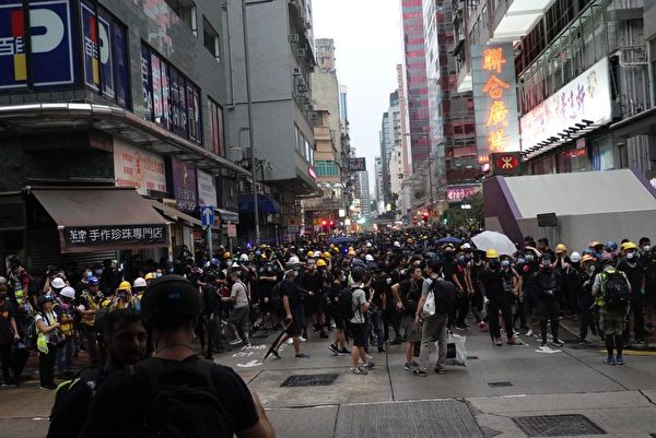 2019年8月17日下午，港人舉行遊行，示威者聚集旺角警署外。（余鋼／大紀元）