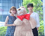 首度搭档小8岁项婕如 吴思贤送熊玩偶　
