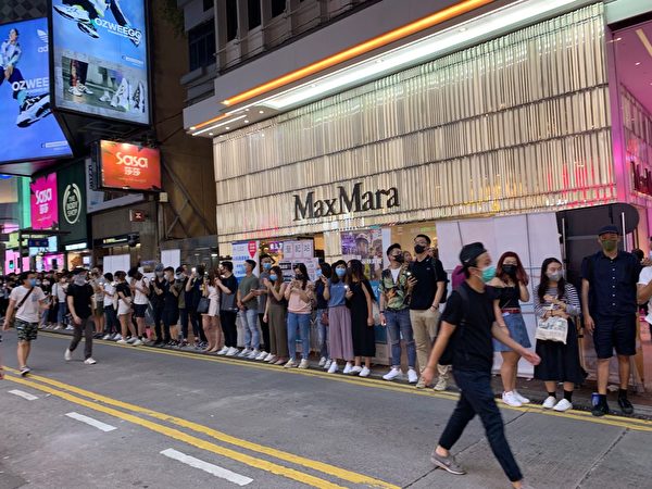 2019年8月23日晚，【香港之路】萬人牽手爭民主活動今晚已啟動，圖為銅鑼灣人鏈舉燈。（駱亞／大紀元）