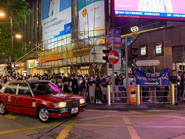 2019年8月23日晚，【香港之路】萬人牽手爭民主活動今晚已啟動，圖為銅鑼灣人鏈舉燈。（駱亞／大紀元）