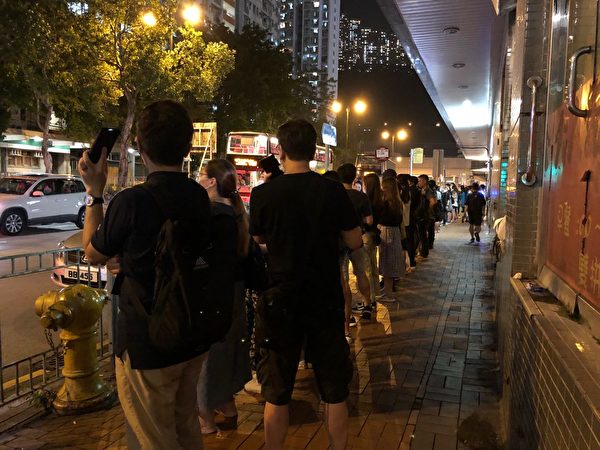 2019年8月23日晚，【香港之路】萬人牽手爭民主活動今晚已啟動，葵芳站人鏈。 （葉依帆／大紀元）