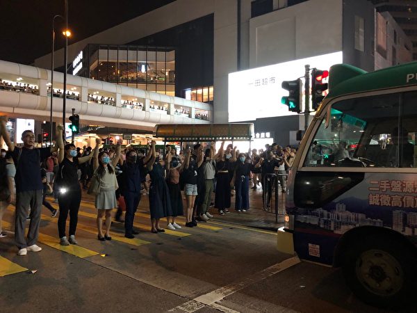 2019年8月23日晚，【香港之路】萬人牽手爭民主活動今晚已啟動，葵芳站人鏈。 （葉依帆／大紀元）