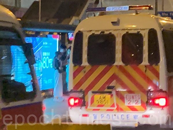2019年8月23日晚上10點40分，葵芳站附近的葵涌道二十多輛特警車躲在天橋底下。（駱亞／大紀元）