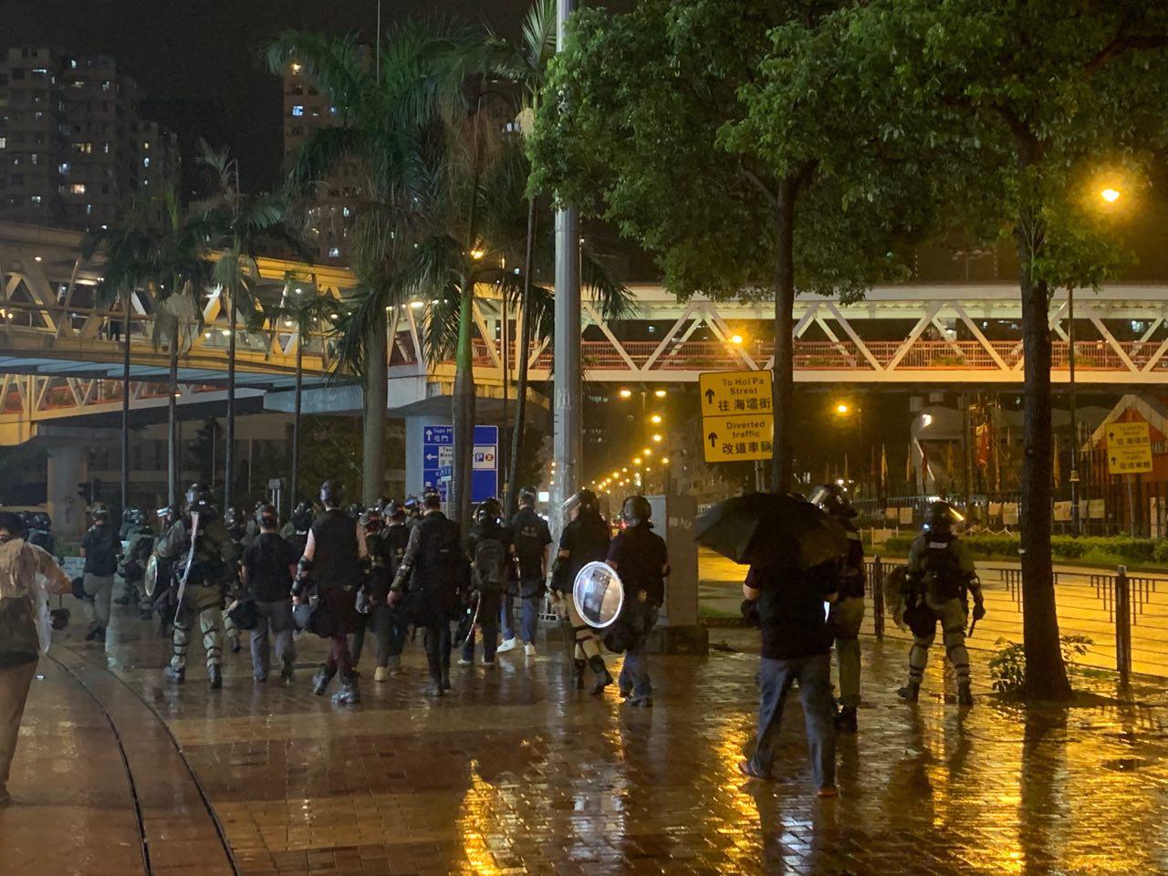 2019年8月25日晚上，大量警察分成小隊在荃灣市中心巡邏。（駱亞／大紀元）