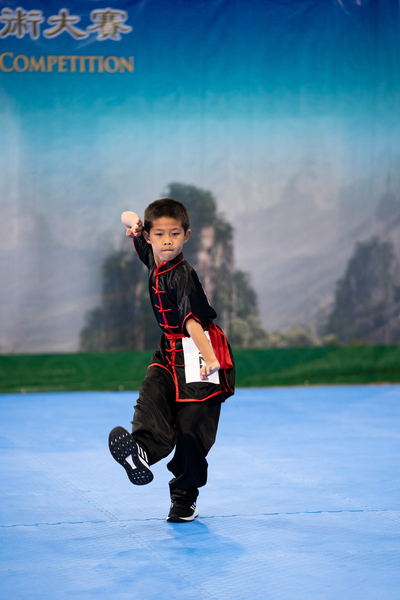 8月25日，在第六屆新唐人武術大賽複賽中，少年拳術組選手楊曉樂表演大內八極拳派八極連環拳。（戴兵／大紀元）