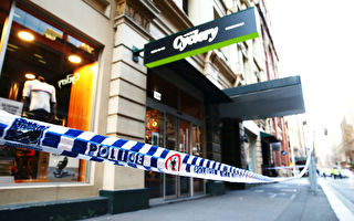 悉尼市中心一男当街刺人被公众制服
