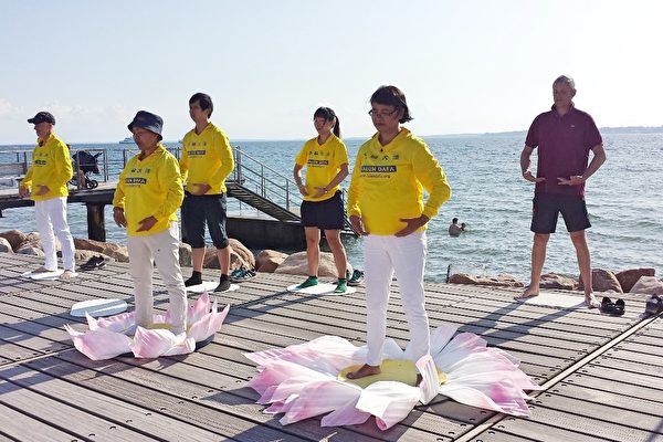 瑞典海滨城文化节 民众学炼法轮功