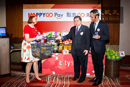 远东集团董事长徐旭东（中）21日表示，将整合集团旗下关系企业，推出行动支付服务“HAPPY GO Pay”。