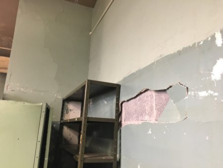 PS9公校教室室内环境差，墙皮脱落。