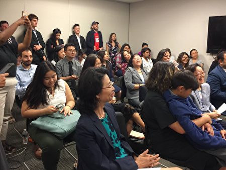 16日各族裔媒体参加了亚美联盟举办的有关“公共负担”的新闻说明会。