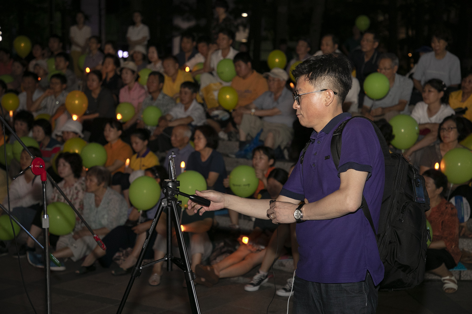 来自朝鲜的作家、导演郑成山在Youtube频道进行直播。(全景林/大纪元)